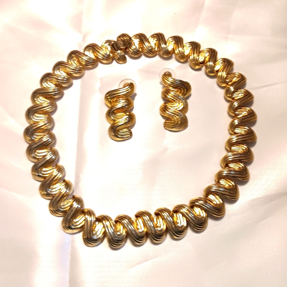 Gold vintage 80s necklace & earrings set